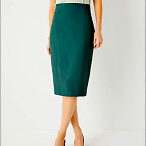 Ann Taylor hunter green stretch pencil skirt
